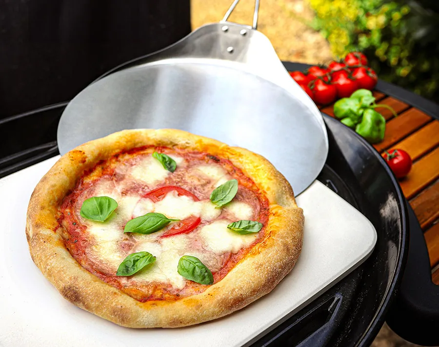 Akcesoria do pieczenia pizzy w domu: kamień, stal, łopata