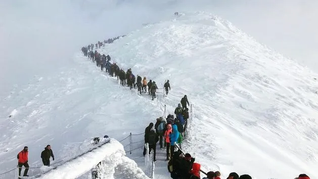 turysta na szlaku zimą Śnieżka