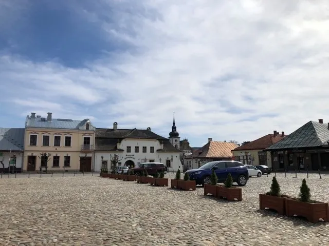 Rynek Stary Sącz kamieniczki bruk