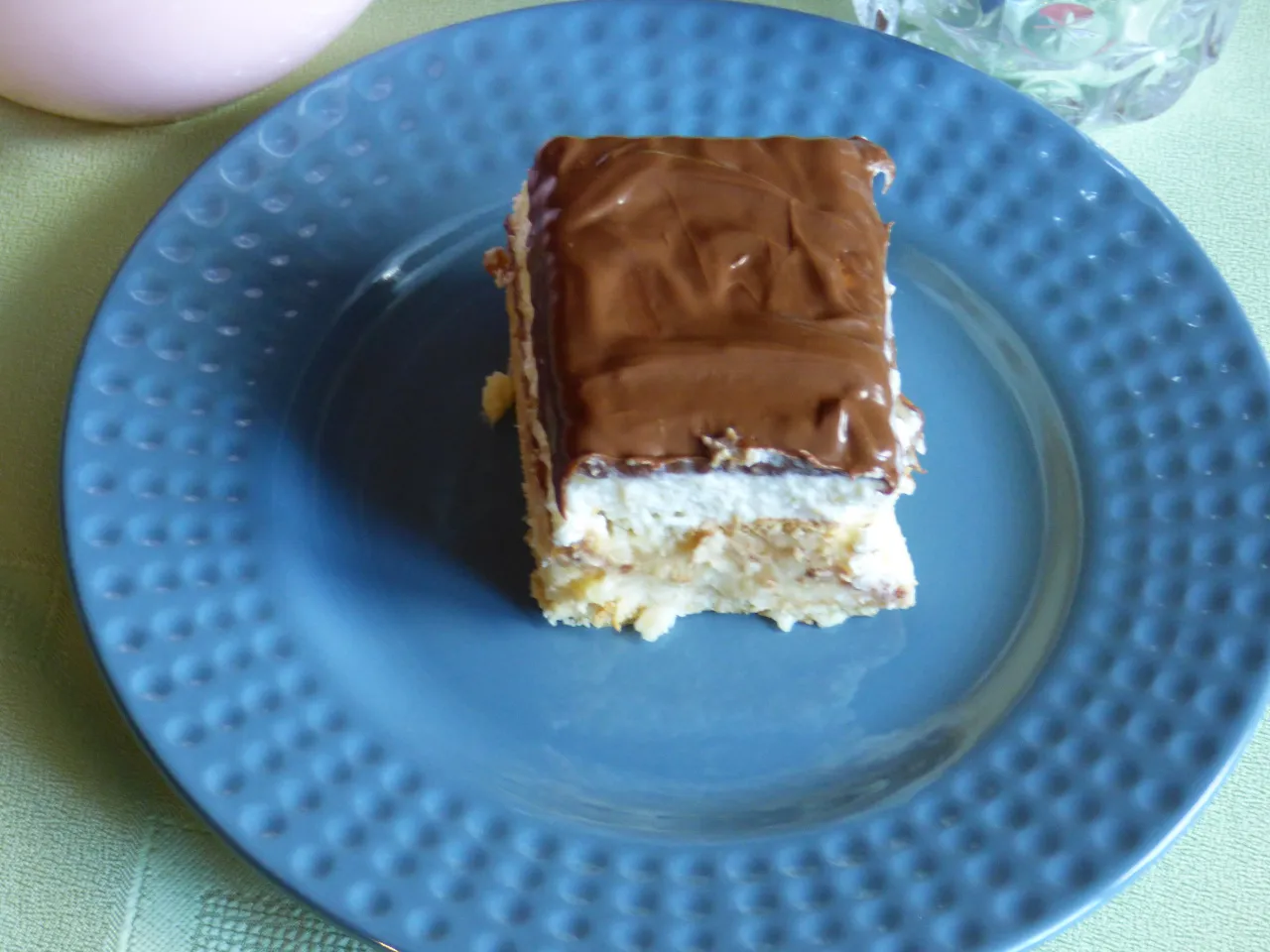 Zdjęcie Pyszne kinder bueno ciasto bez pieczenia – prosty przepis krok po kroku