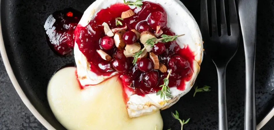 grillowany camembert z żurawiną