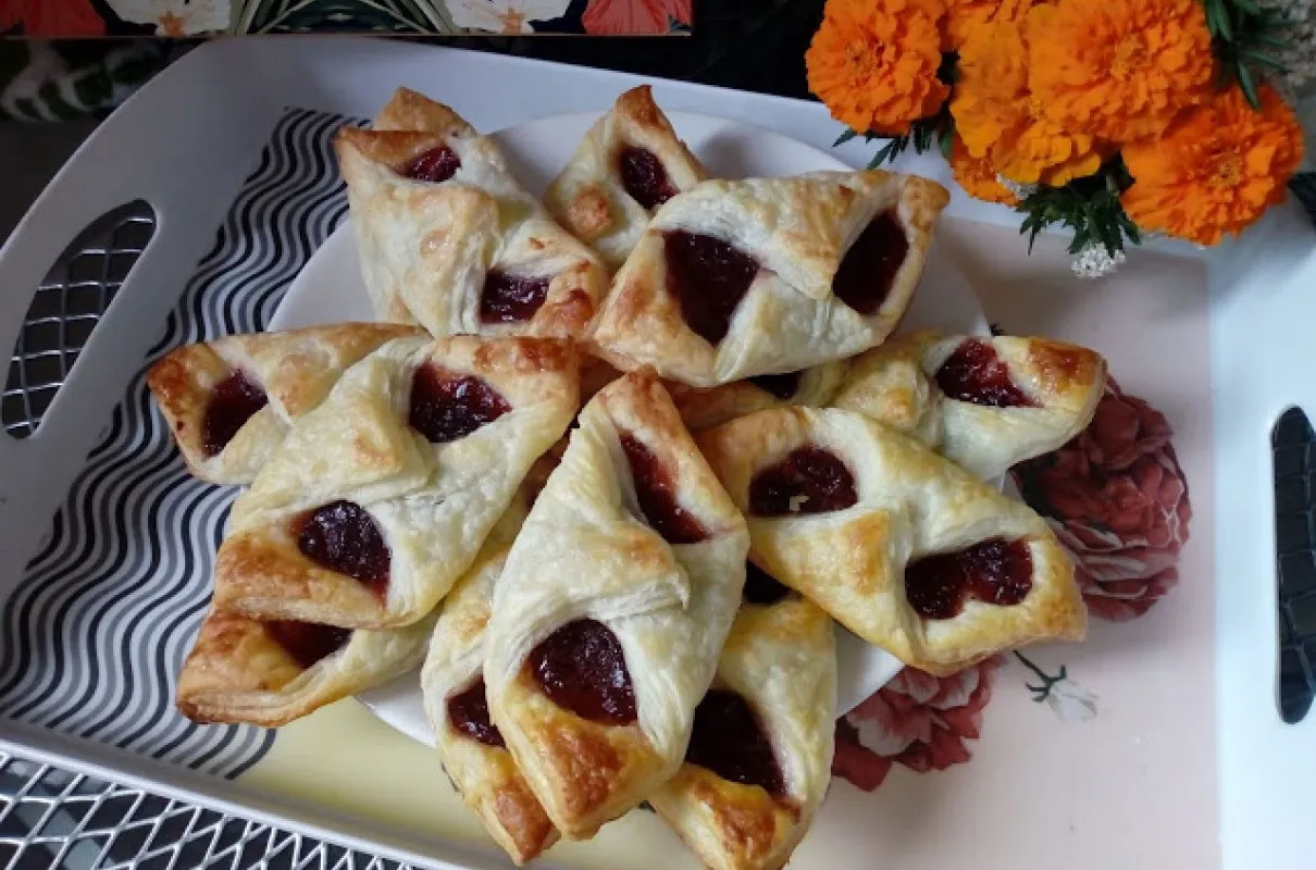 Różne kształty ciastek z ciasta francuskiego z nadzieniem