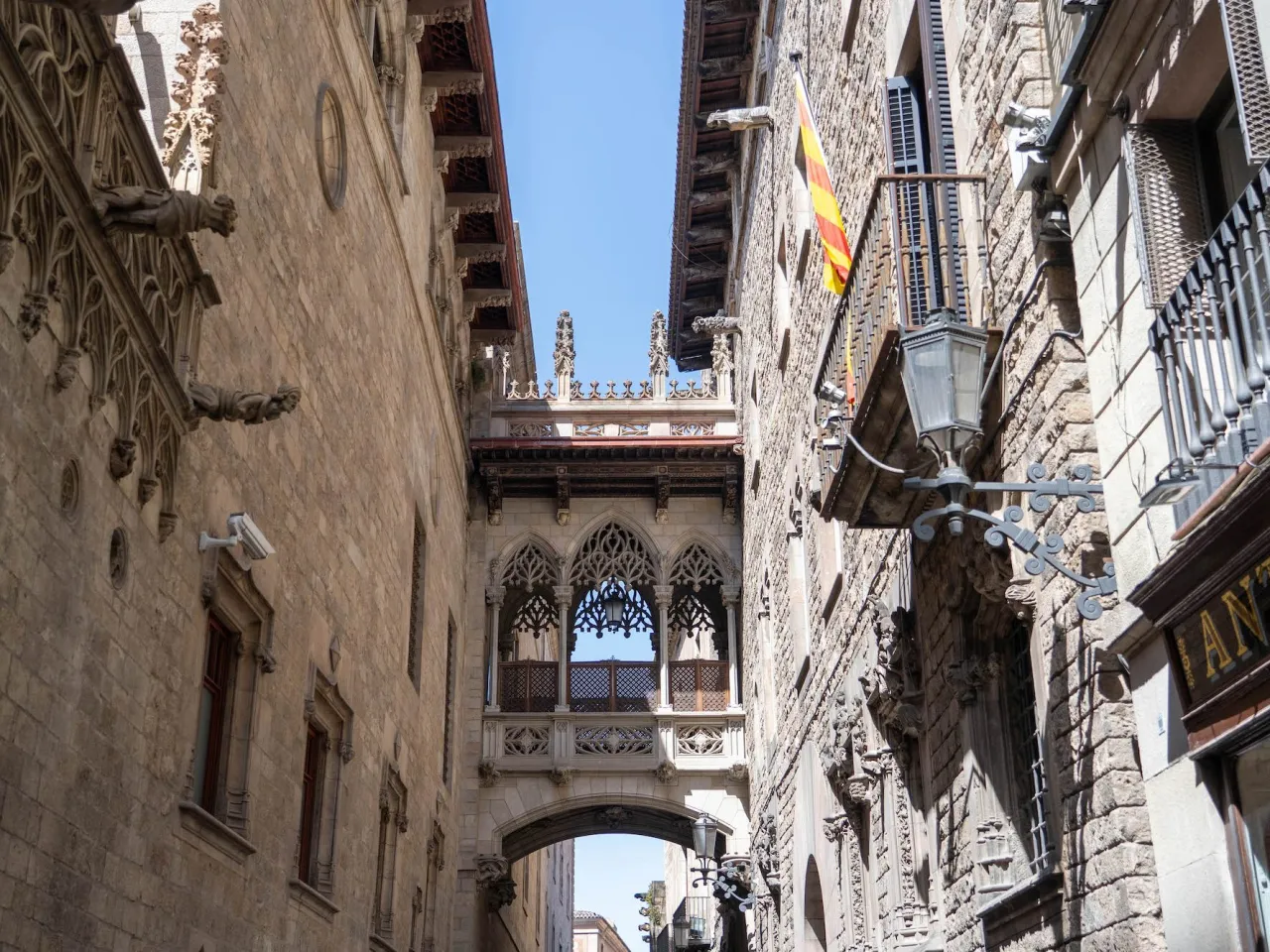Barri G&ograve;tic wieczorem, urokliwe uliczki Barcelona