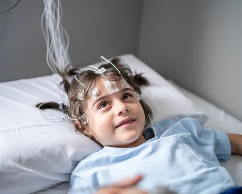 dziecko śpiące w czepku EEG