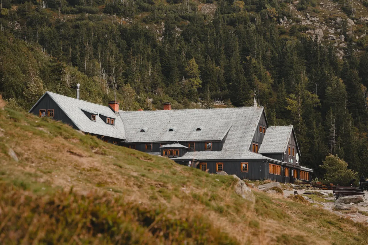 Schronisko w g&oacute;rach, otoczone lasem. Czy schronisko może odm&oacute;wić noclegu? Zależy od regulaminu i dostępności miejsc.
