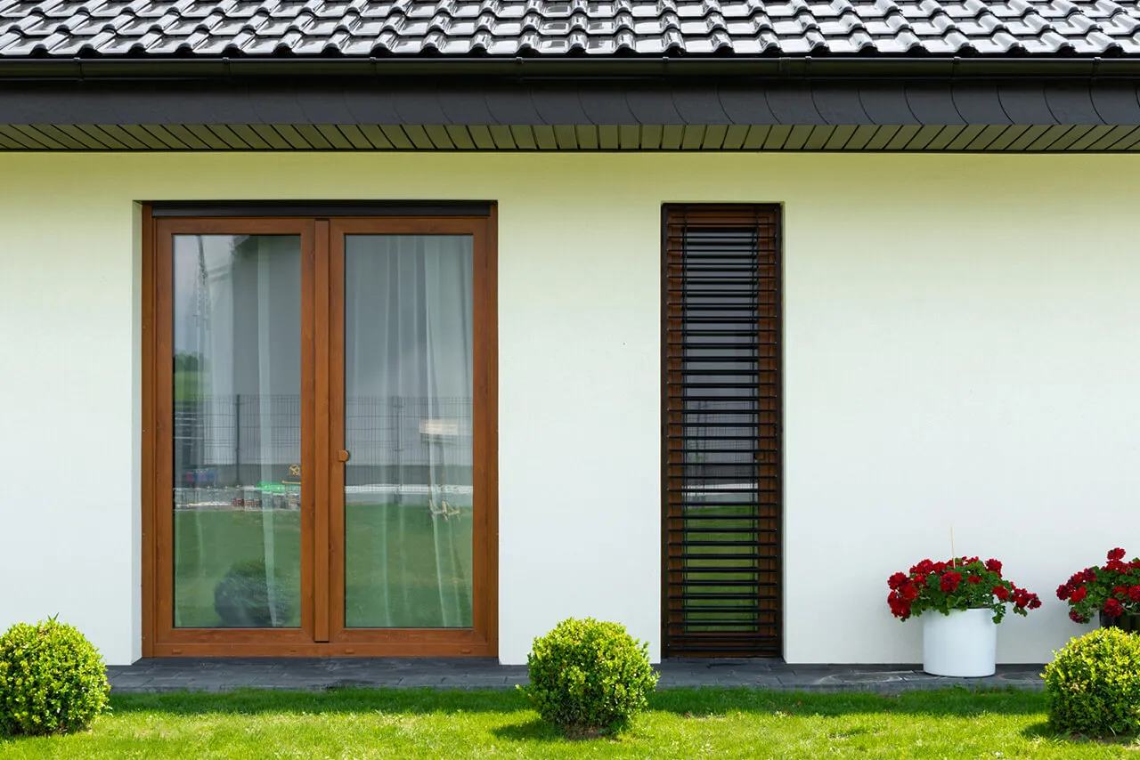 Elewacja grafitowy dach złoty dąb biała