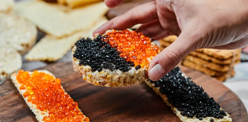 tradycyjny kawior rybny w miseczce