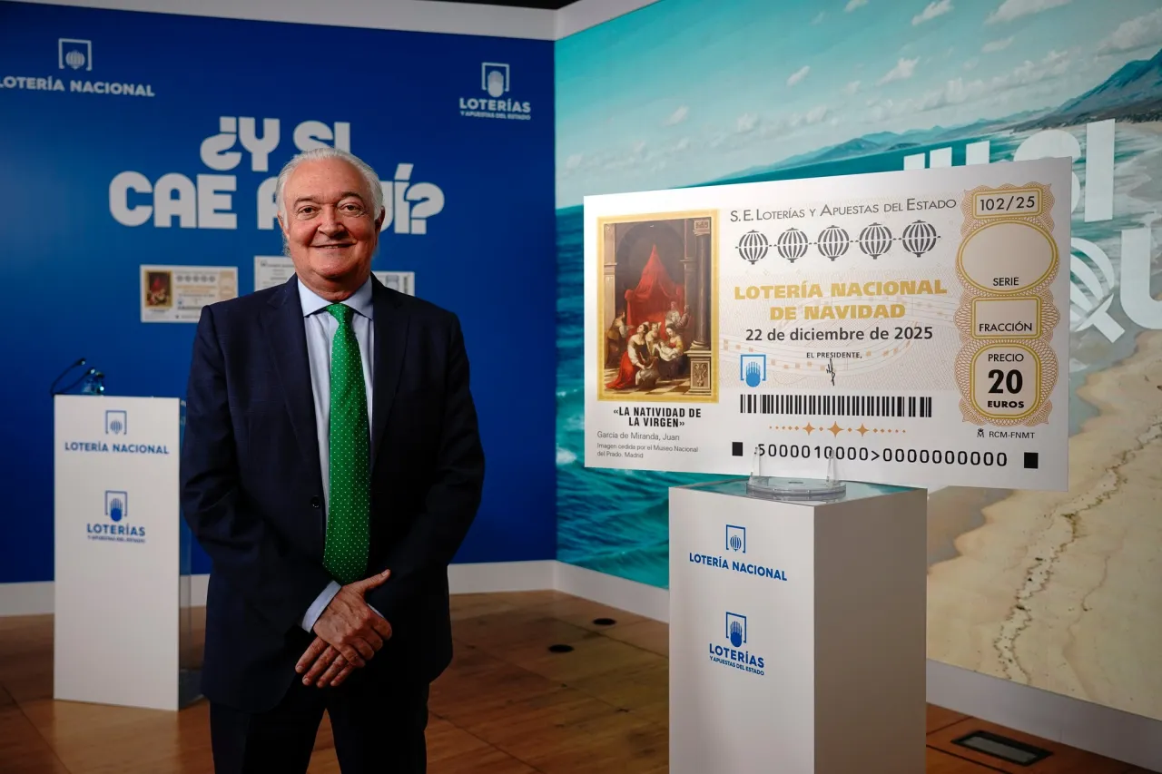 Uśmiechnięty mężczyzna prezentuje talon promocyjny loterii świątecznej z obrazem 