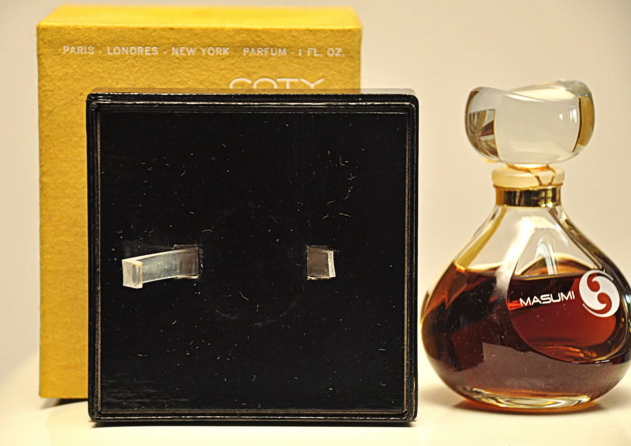 Stare perfumy Masumi na aukcji