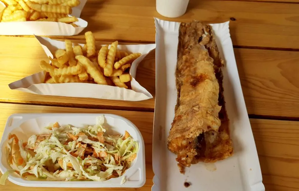 Świeża smażona ryba z jeziora, Mikołajki