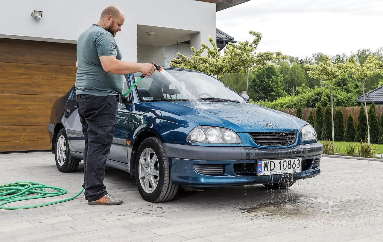 Mandat za mycie auta pod domem