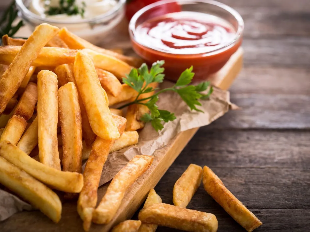 krojenie ziemniaków na frytki i moczenie