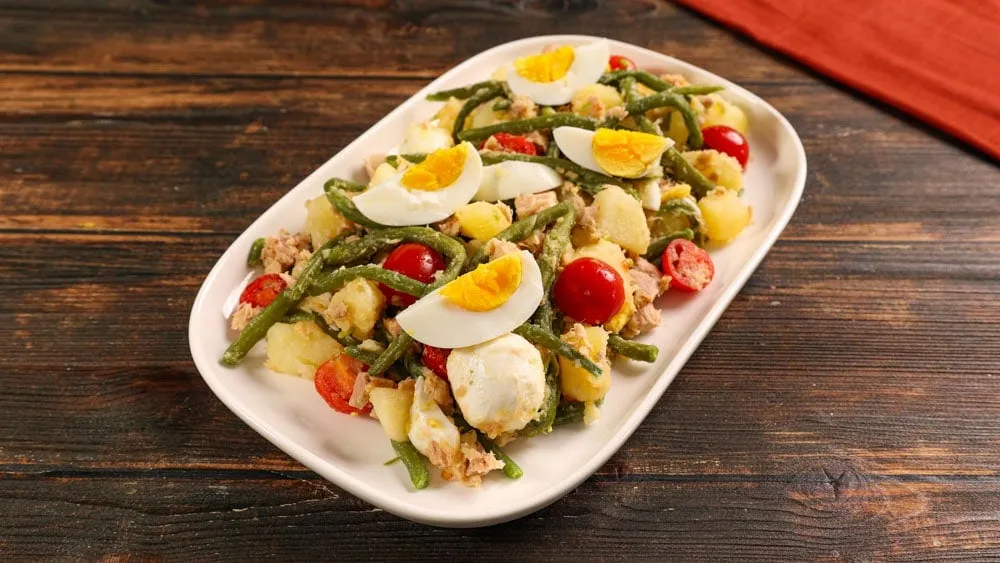 Insalata di fagiolini e patate con tonno e uova sode