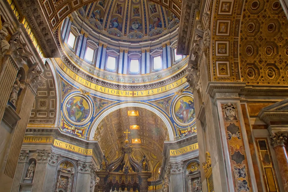 Wnętrze bazyliki z kopułą i mozaikami. Różnica między bazyliką a katedrą i sanktuarium znaczenie rangi jest widoczne w jej monumentalności.