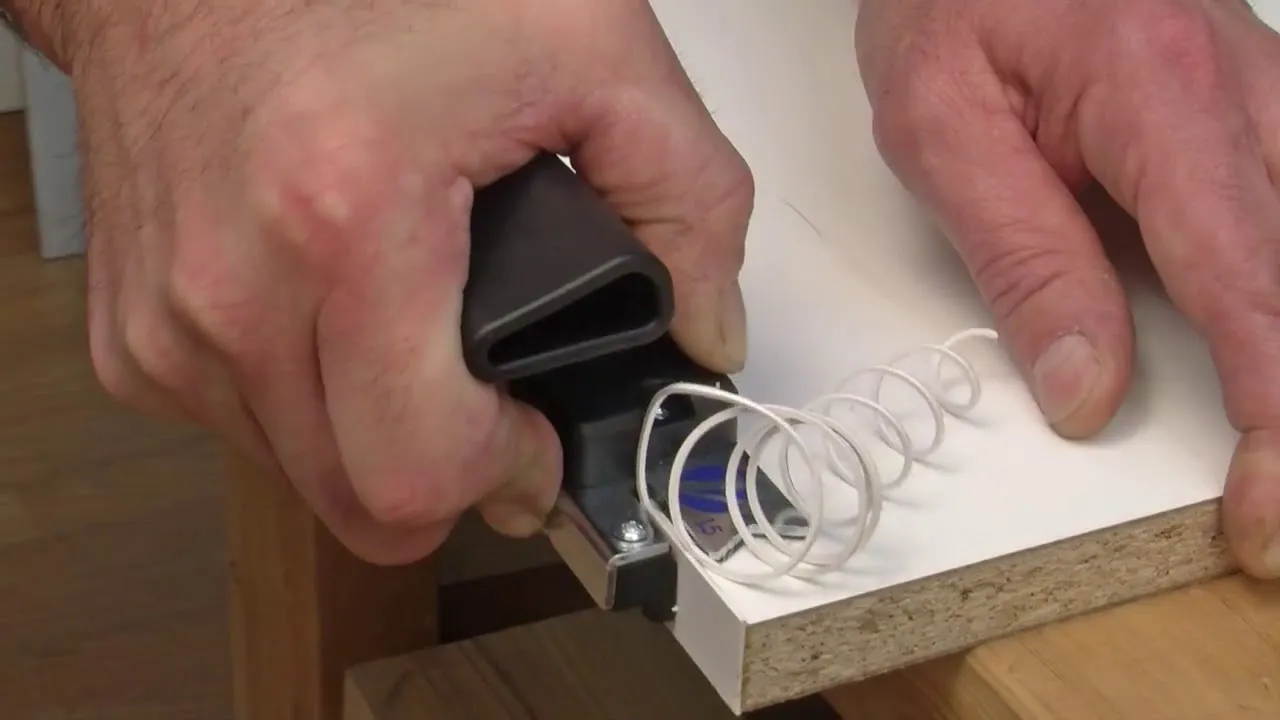 przycinanie nadmiaru obrzeża meblowego nożykiem