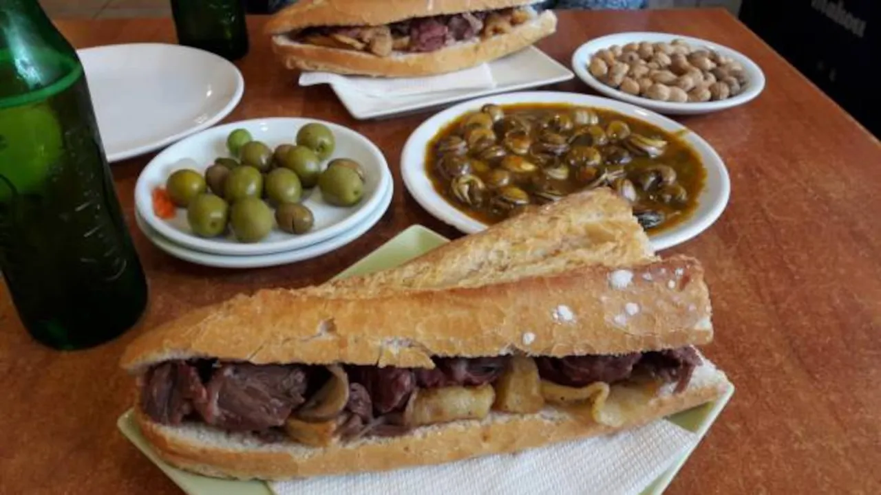 esmorzaret valenciano con bocadillo y encurtidos