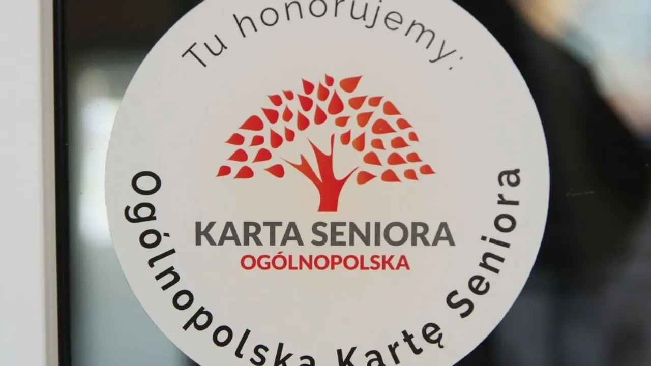 Naklejka informuje, że tu honorowana jest Og&oacute;lnopolska Karta Seniora, uprawniająca do zniżek i ulg.