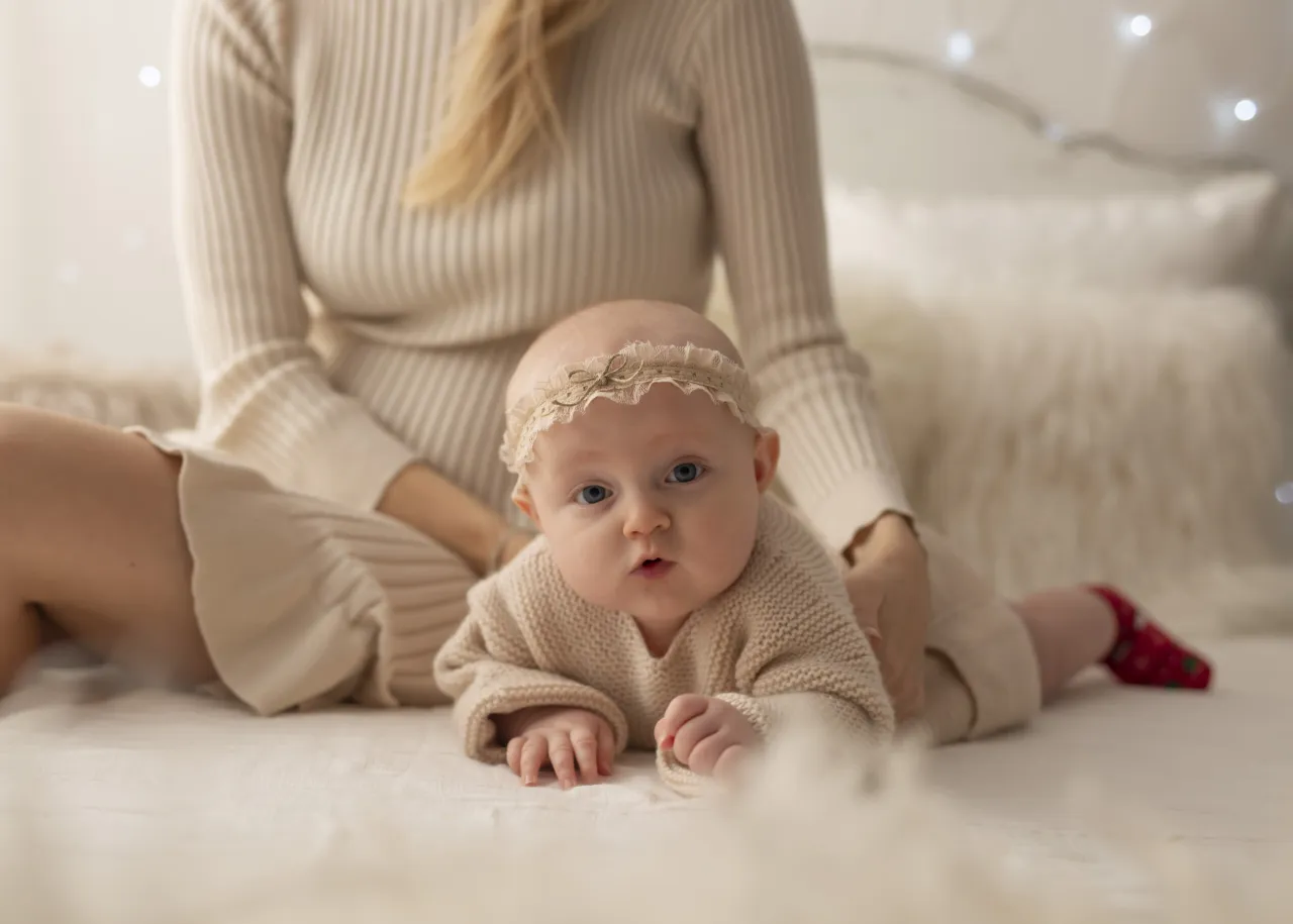 dziecko na brzuchu unosi głowę i klatkę piersiową