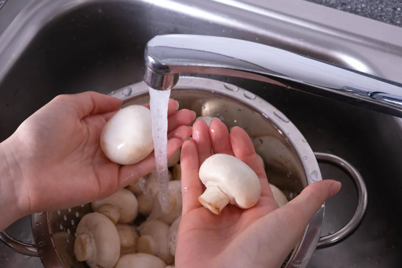 Czyszczenie pieczarek cytryna