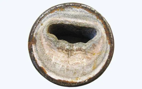 Uszkodzona prostownica parowa kamień kotłowy