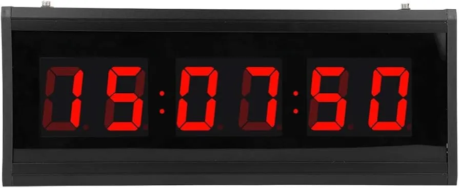 Zegar biurowy i przekreślone godziny nadliczbowe