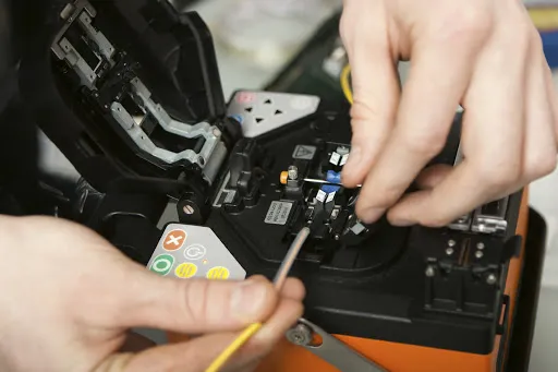 spawanie światłowodu proces