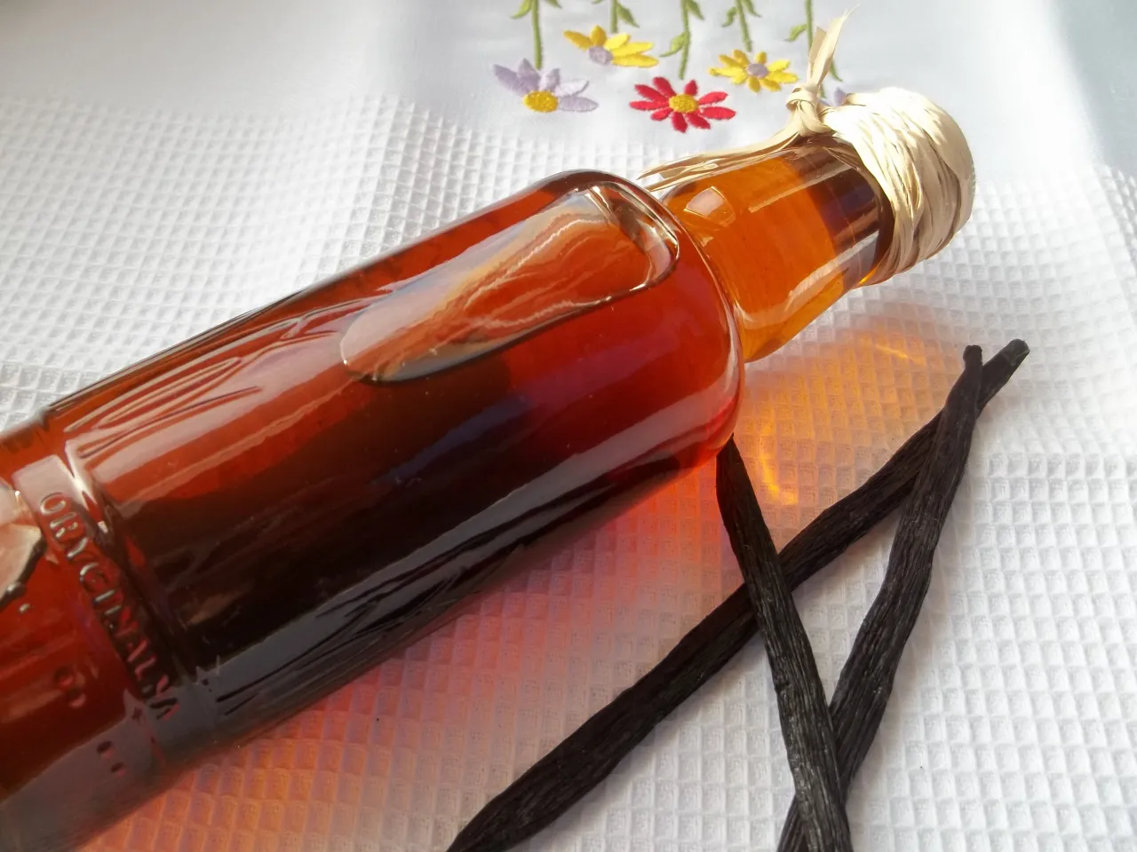 Domowy ekstrakt waniliowy w butelce