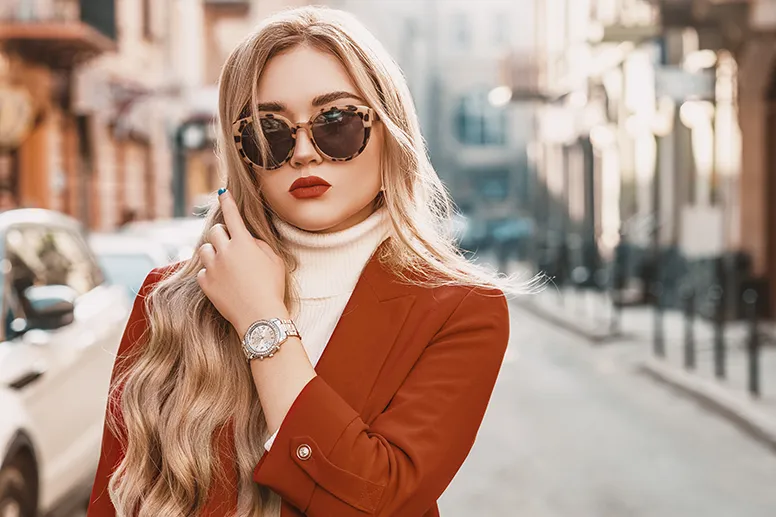 Stylizacje z złotym zegarkiem damskim