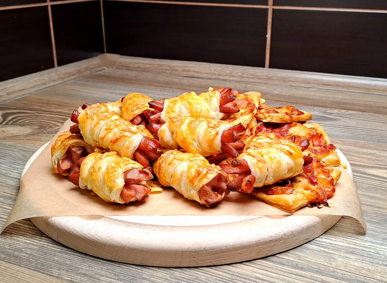 Pyszne parówki w cieście francuskim i mini pizze. Idealne proste przepisy na przekąski w 15 minut, które zachwycą każdego!