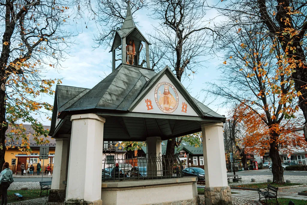 Rynek Piwniczna-Zdrój zabytkowa studnia kamienice