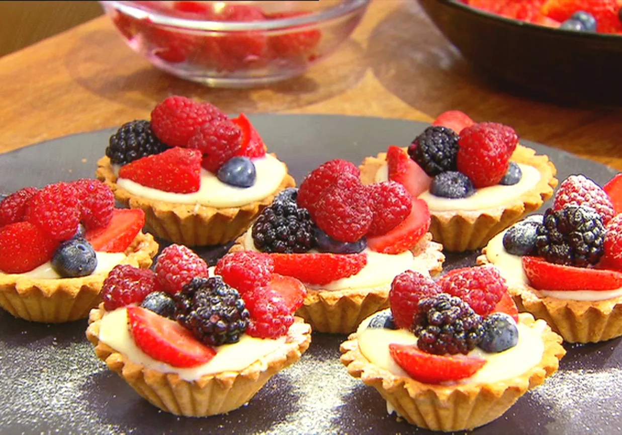 babeczki z posypkami i owocami