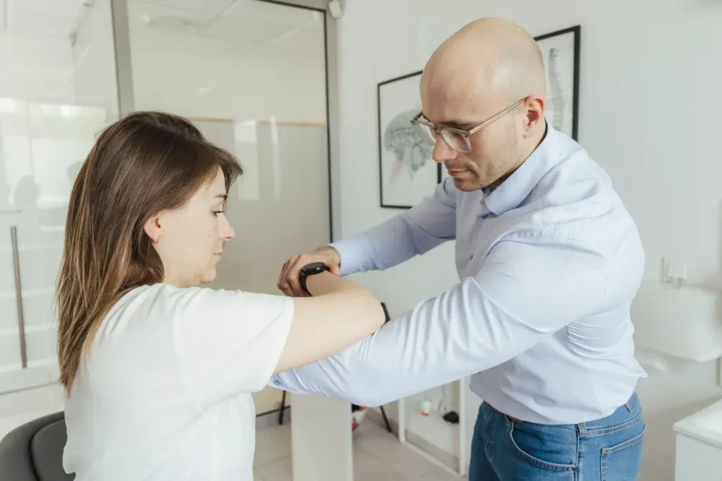 Fizjoterapeuta badający pacjenta