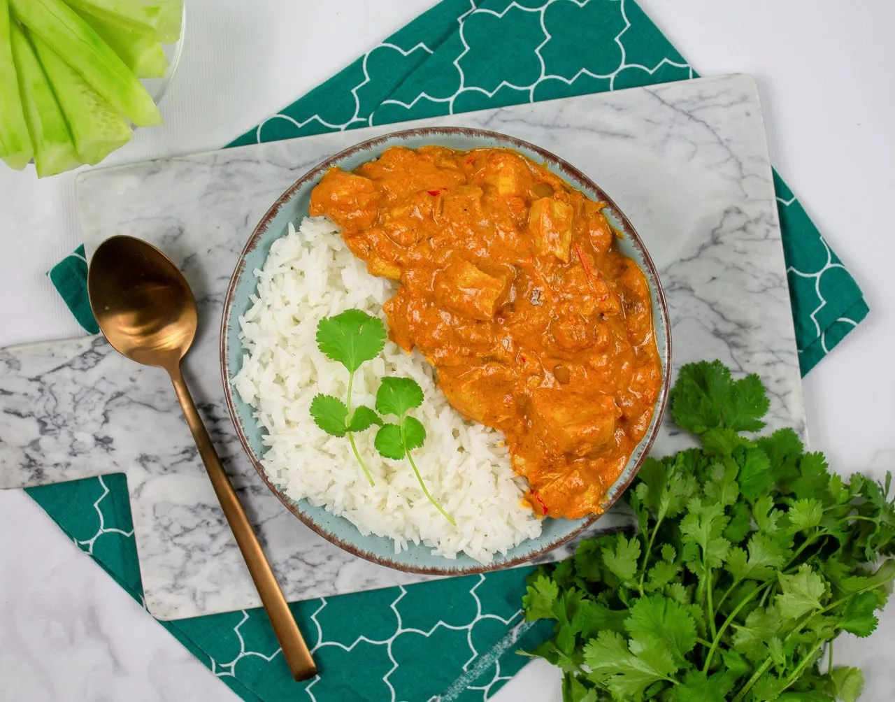 kurczak curry z ryżem i świeżą kolendrą
