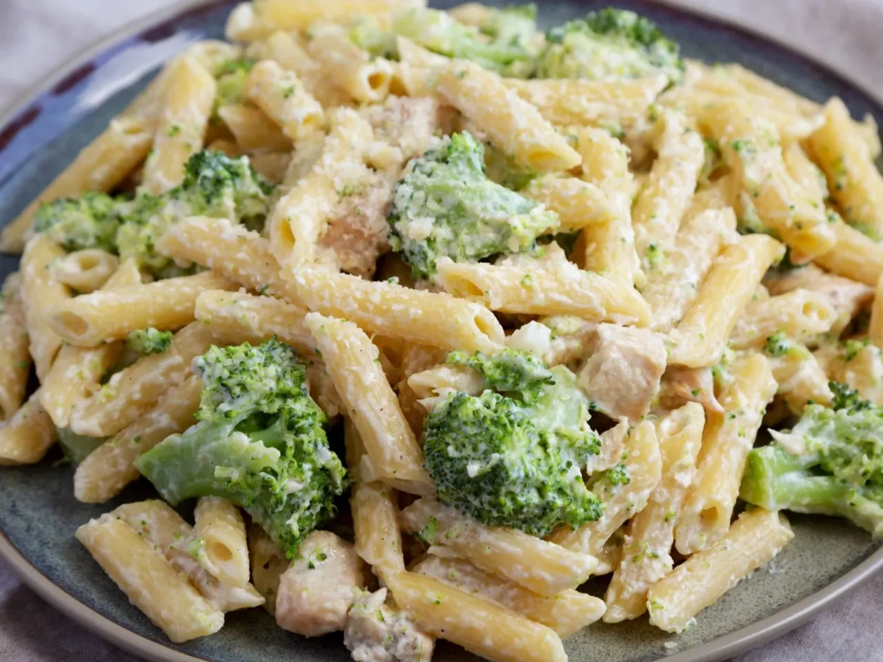 Penne z kurczakiem i brokułami, kremowy sos, posypane parmezanem. Idealne na szybki obiad.