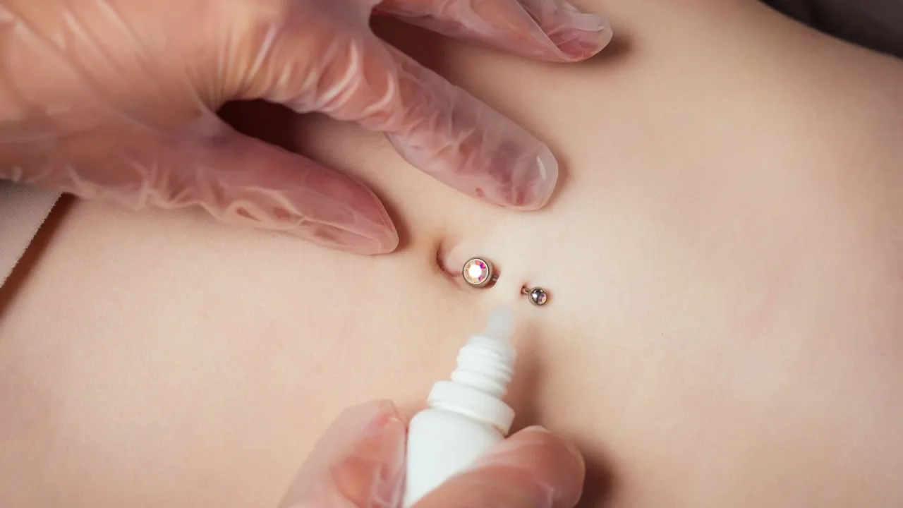 Pielęgnacja świeżego kolczyka w pępku instrukcja