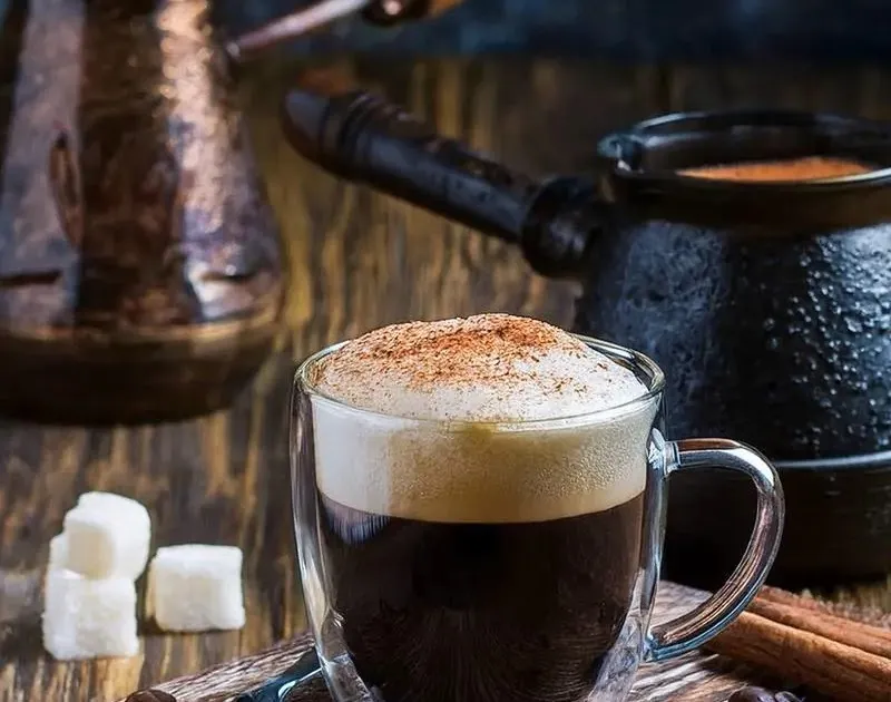 Składniki na Irish Coffee: irlandzka whiskey, kawa, brązowy cukier, śmietanka