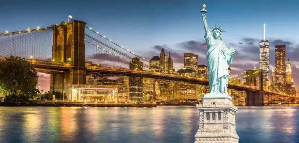 Skyline di New York con Statua della Libertà e Ponte di Brooklyn