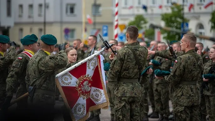 Żołnierze Wojska Polskiego przysięga lub defilada