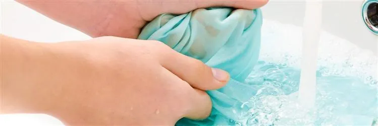 testowanie odplamiacza na tkaninie