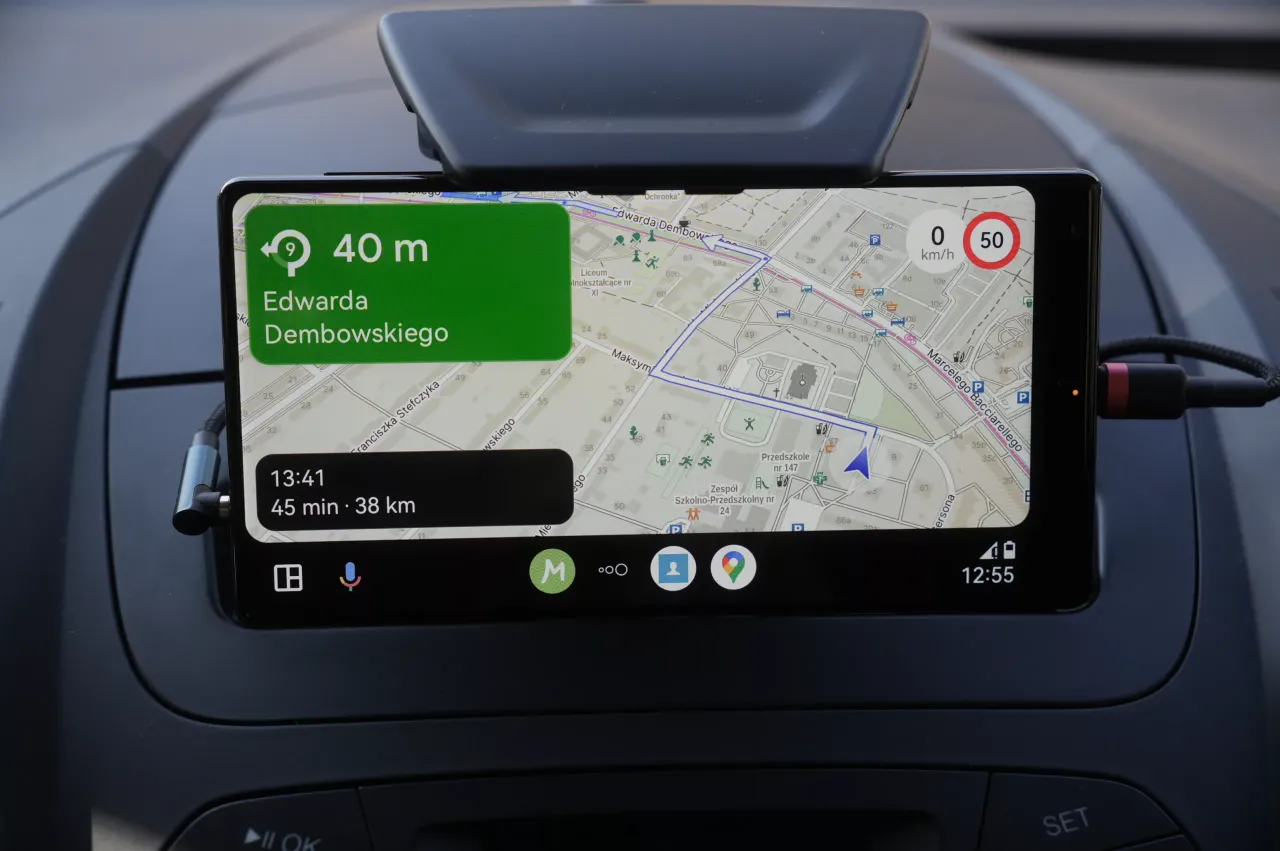 Smartfon z Android Auto pokazuje nawigację do ul. Edwarda Dembowskiego. Jak włączyć tę funkcję, by podróżować bezpiecznie?