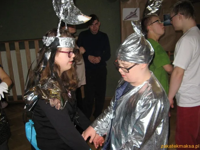 strój kosmity z folii aluminiowej