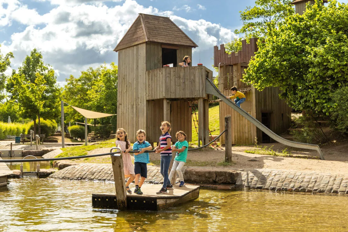 Familienausflug mit Kindern im Freien