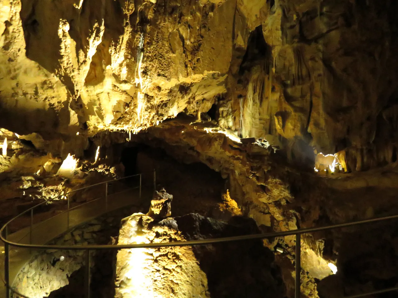 Jaskinia Balcarka wnętrze nacieki