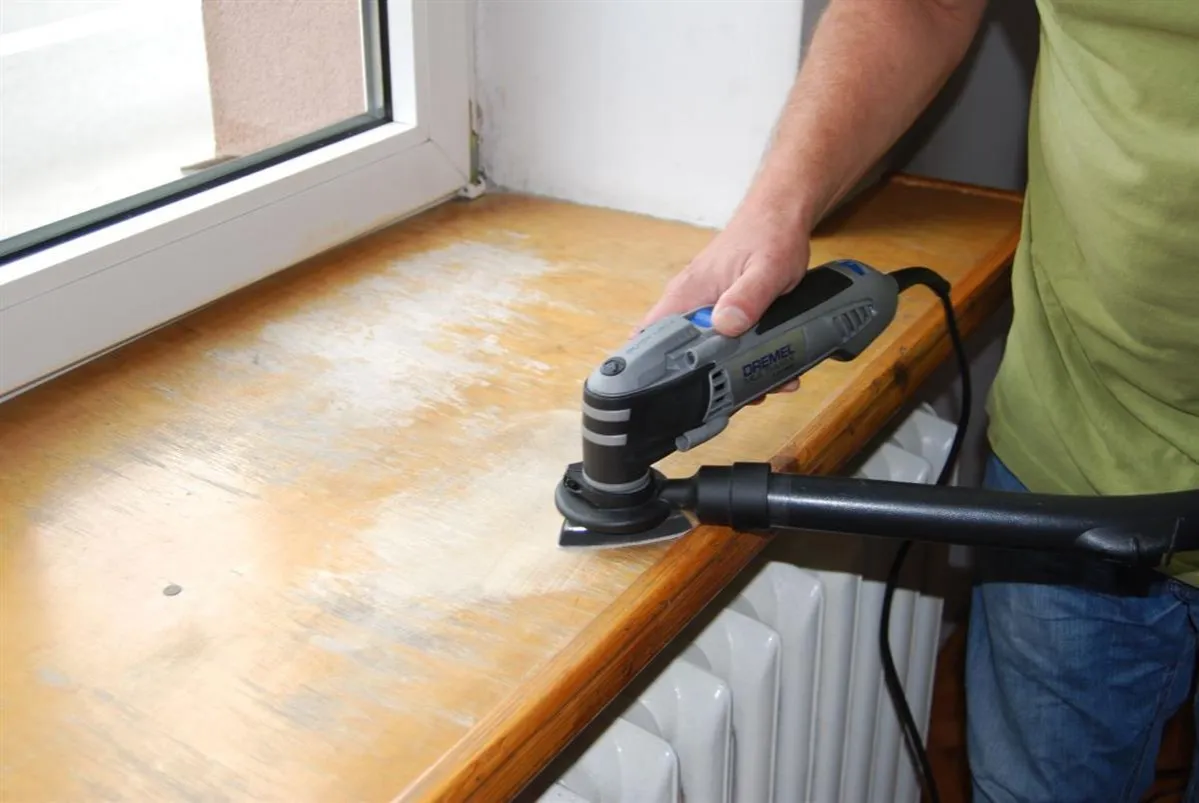 Narzędzia i materiały do renowacji parapetu