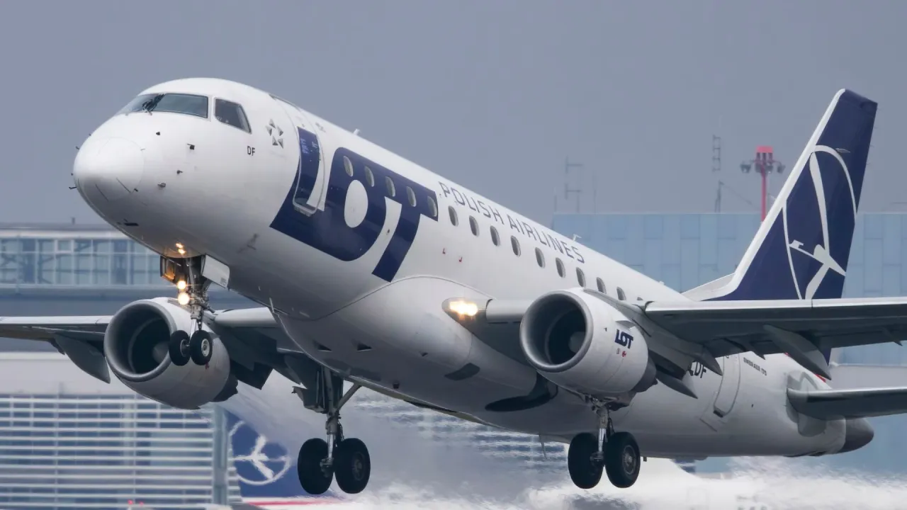 Samolot LOT Polish Airlines startuje, gotowy do lotu. Marzysz o podróży na Cypr? To Twój pierwszy krok!