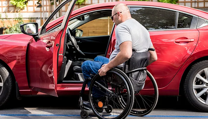 Osoba niepełnosprawna w samochodzie dostosowanym