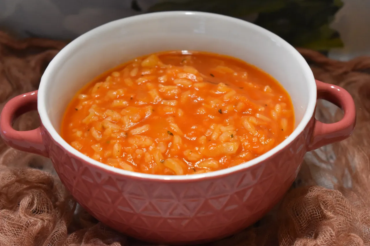 zupa pomidorowa z ryżem i ziołami