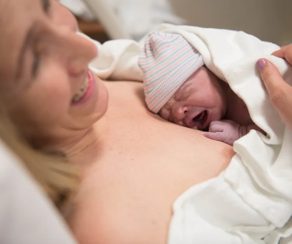 mama karmiąca piersią kontakt skóra do skóry
