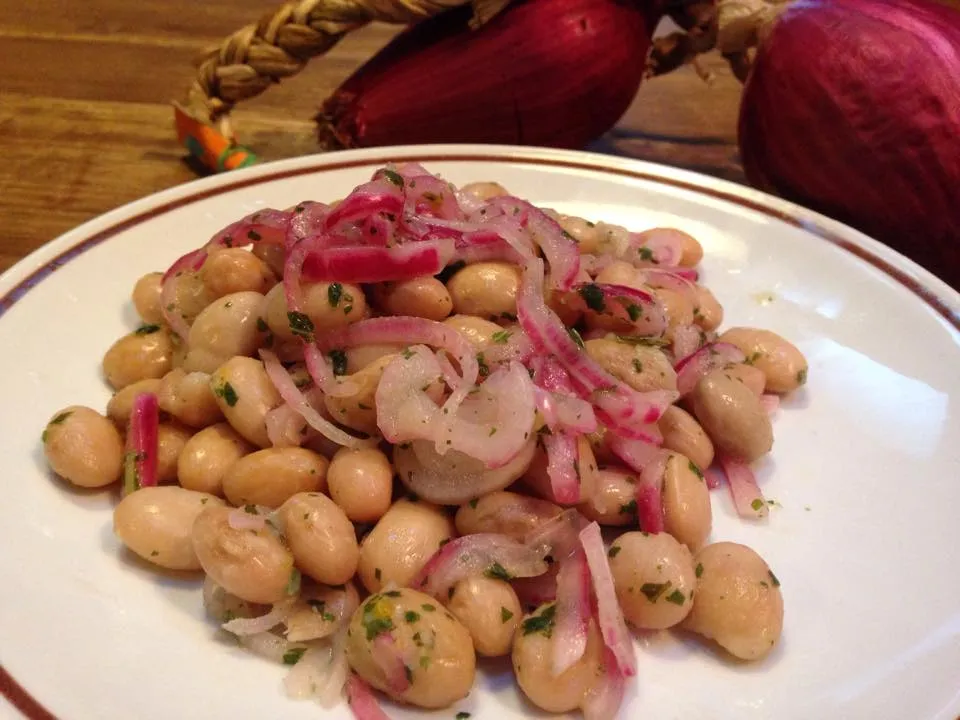 Insalata di fagioli borlotti con cipolla rossa e prezzemolo