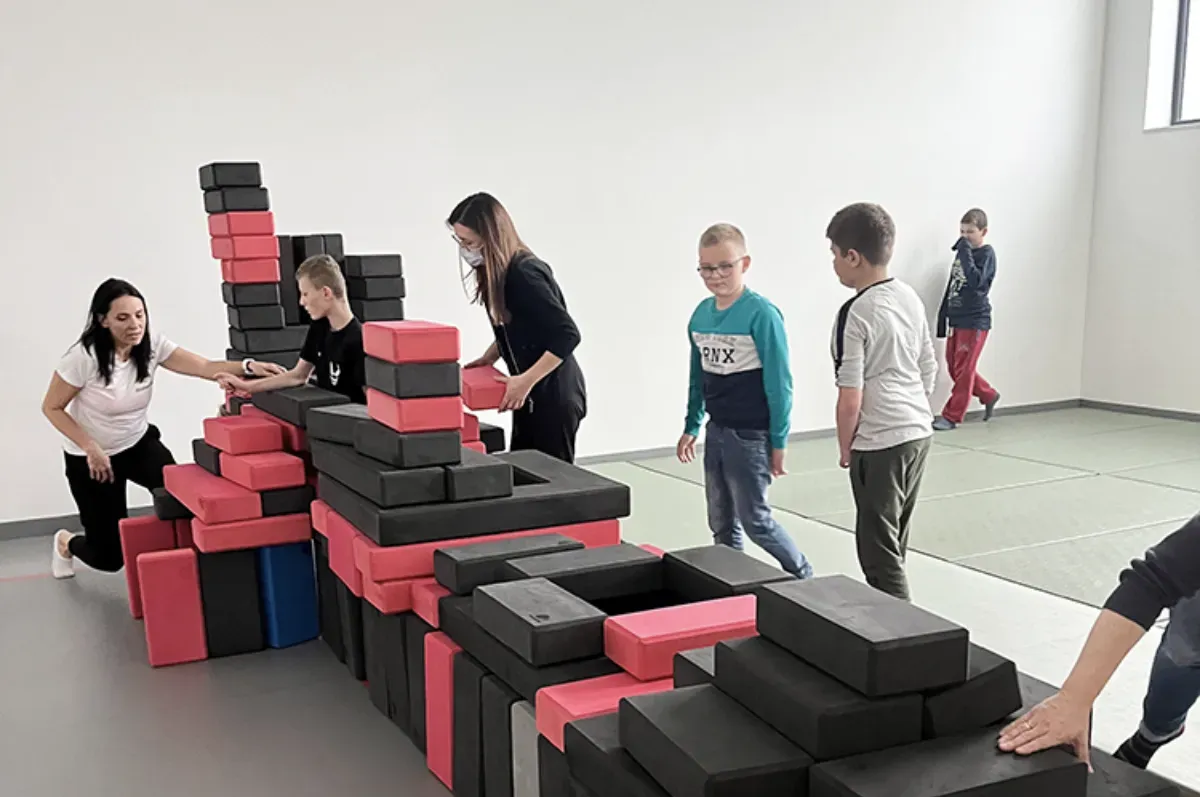 rodzic bawiący się z dzieckiem z autyzmem w domu klockami